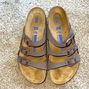 Like new women’s Birkenstocks. Mocha brown color. Size 39.